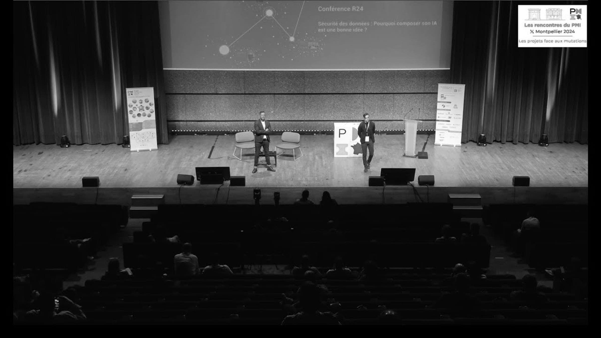 Deux intervenants sur la scène d'un amphithéâtre pendant les rencontres du PMI.