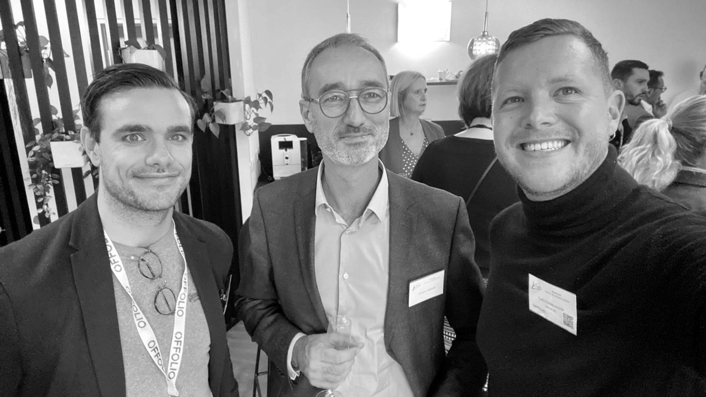 Les fondateurs d'OFFOLIO et un participant, badges au cou, pendant la matinale de LGM.