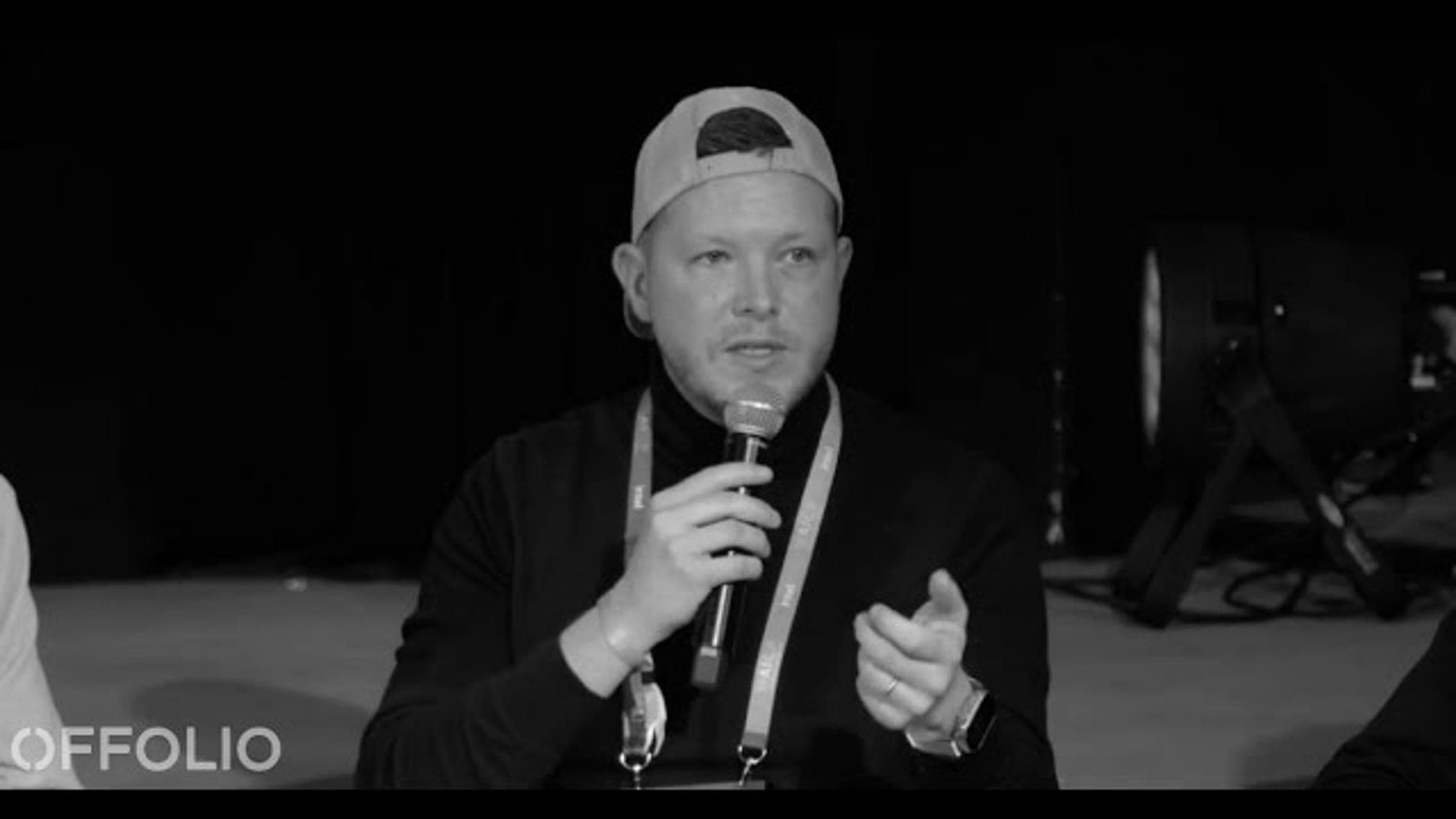 Un fondateur d'OFFOLIO, micro en main, lors d'une table ronde au World AI Cannes Festival.