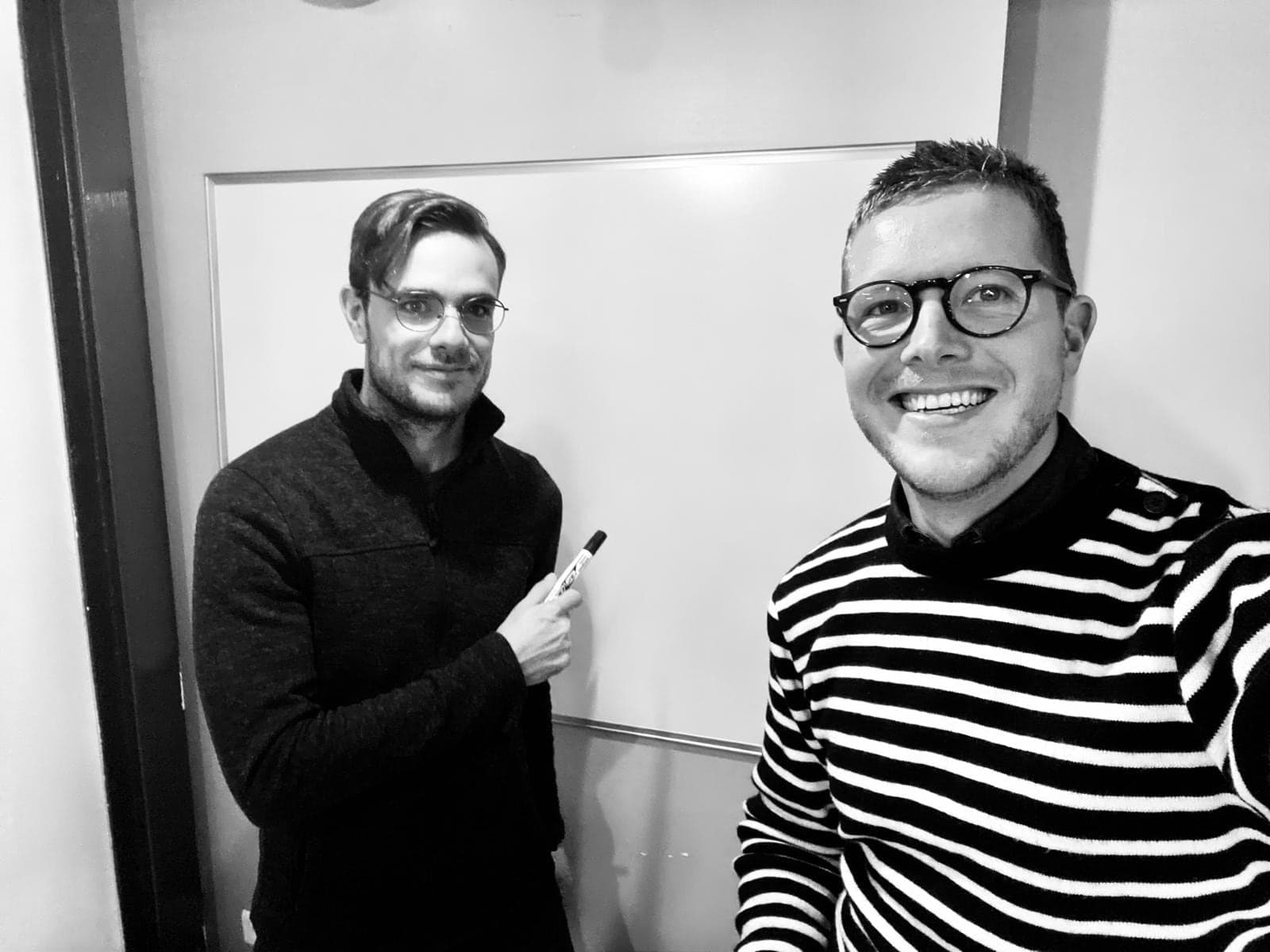 William et Cyril, fondateurs d'OFFOLIO, devant un tableau blanc, marqueur à la main.